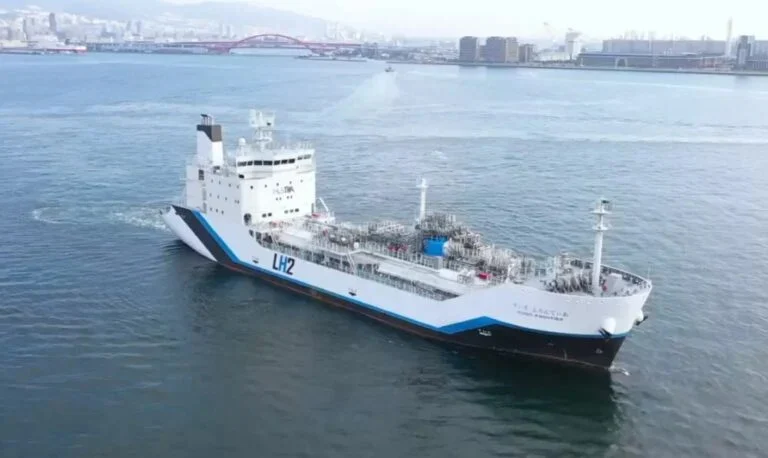 全球首艘液化氢运输船“Suiso Frontier”号抵达阿曼国